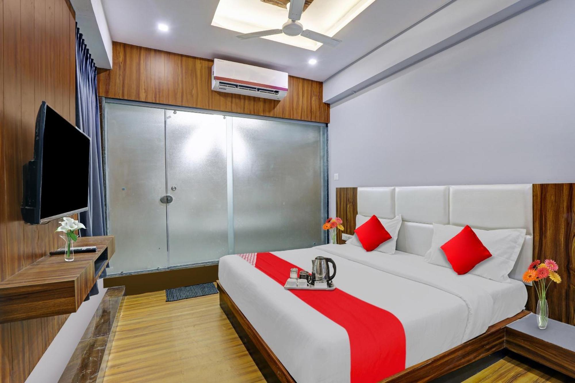 Hotel O Max Surat Luaran gambar