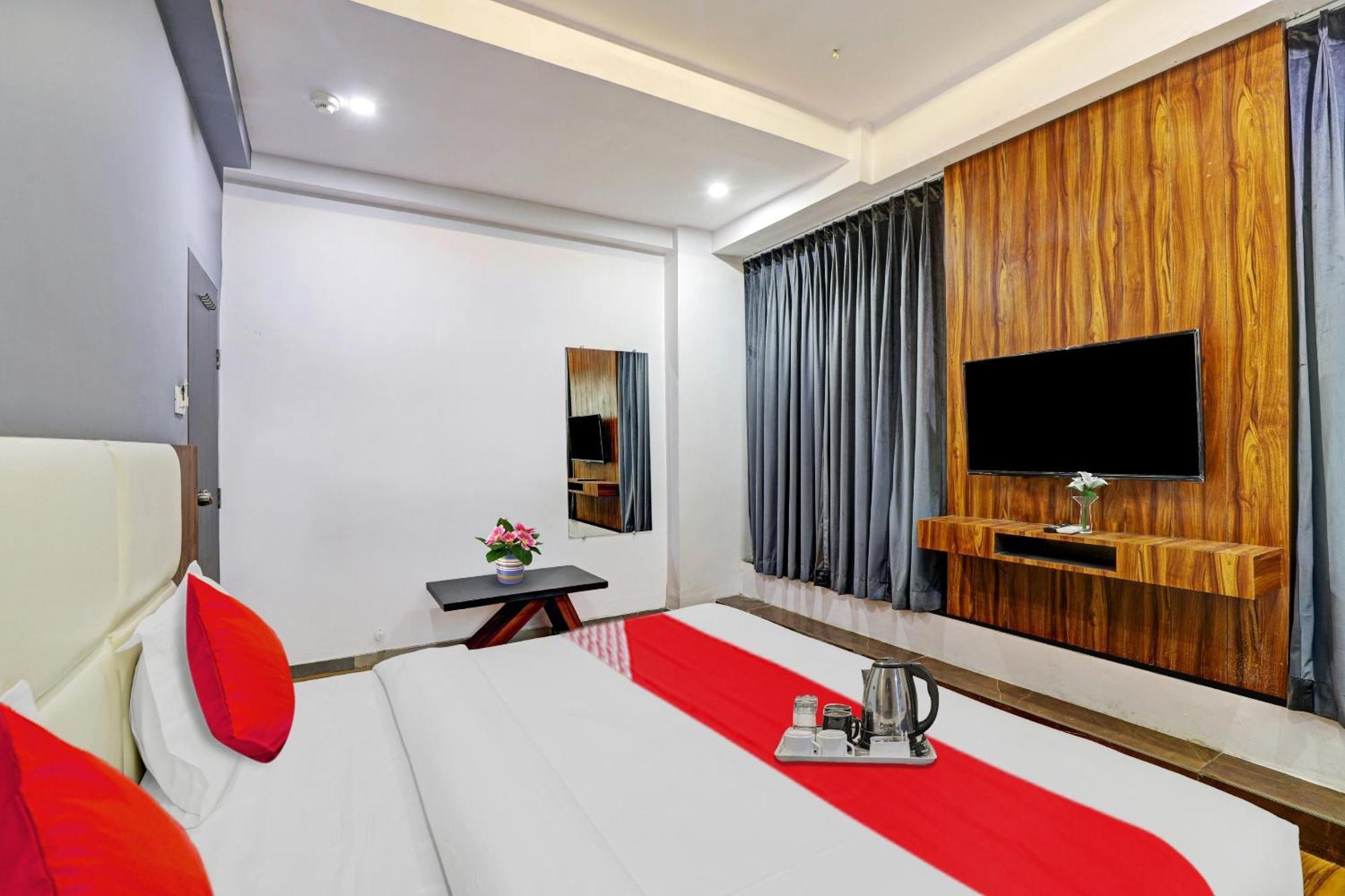 Hotel O Max Surat Luaran gambar