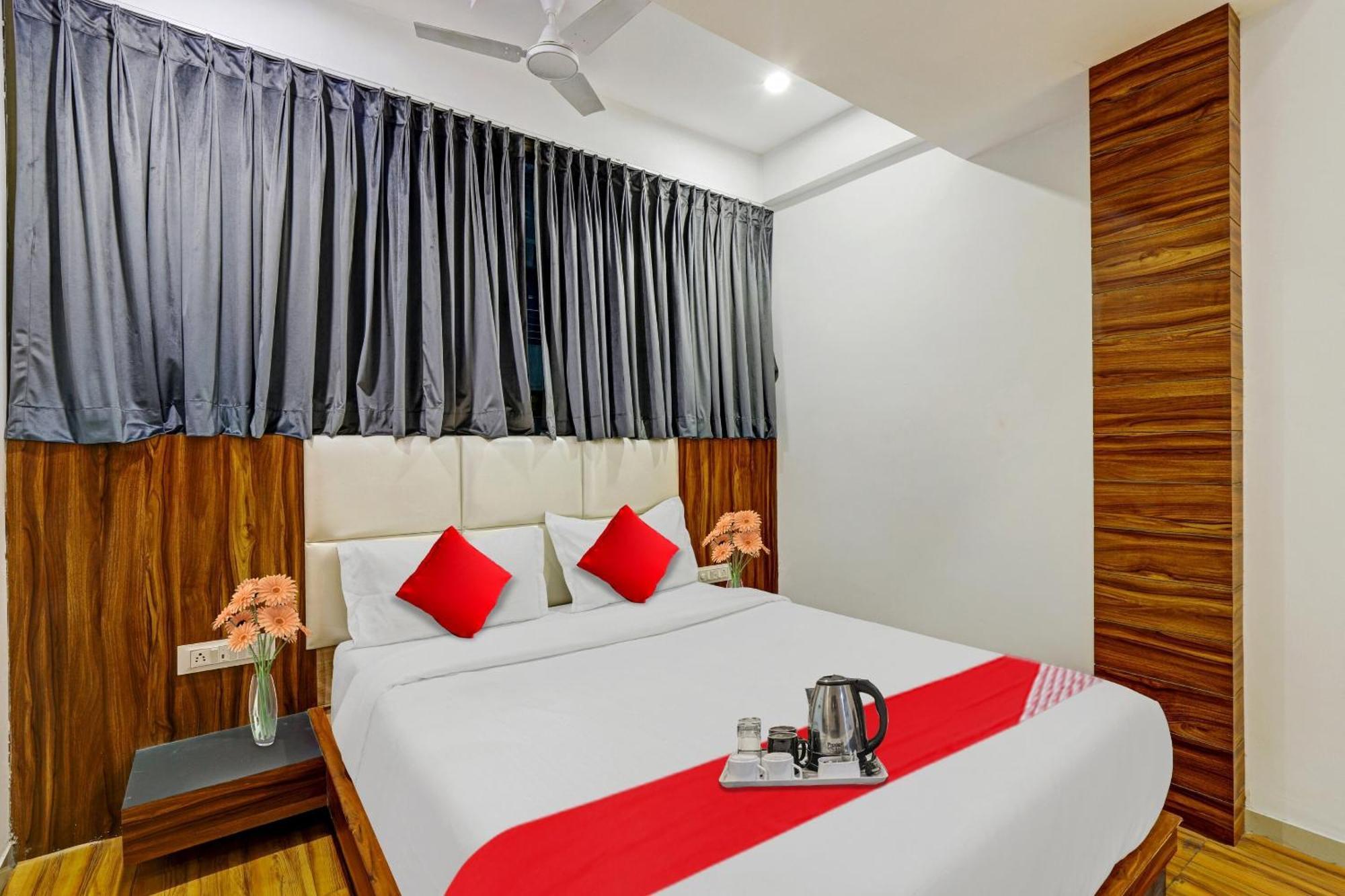 Hotel O Max Surat Luaran gambar