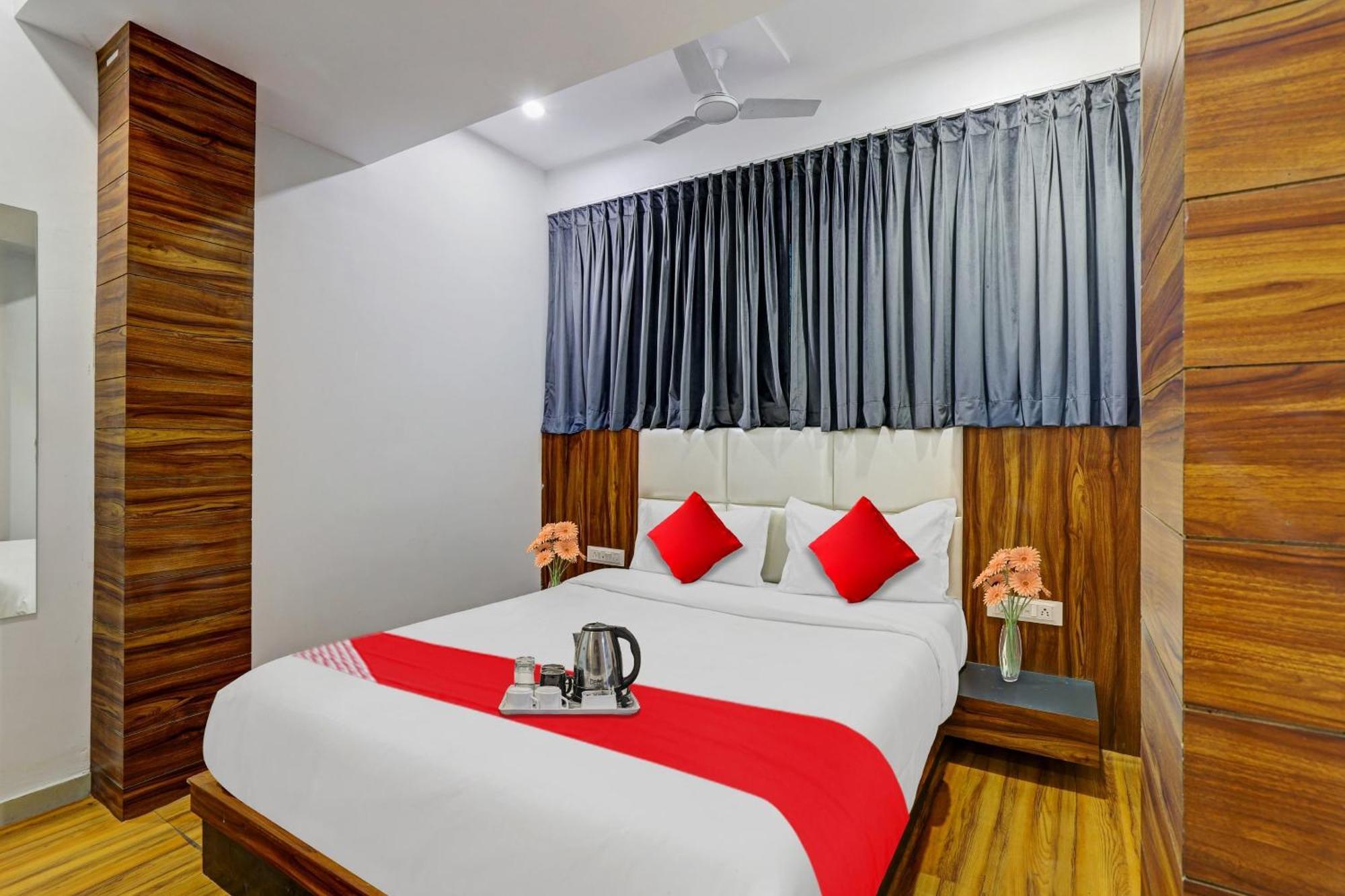 Hotel O Max Surat Luaran gambar