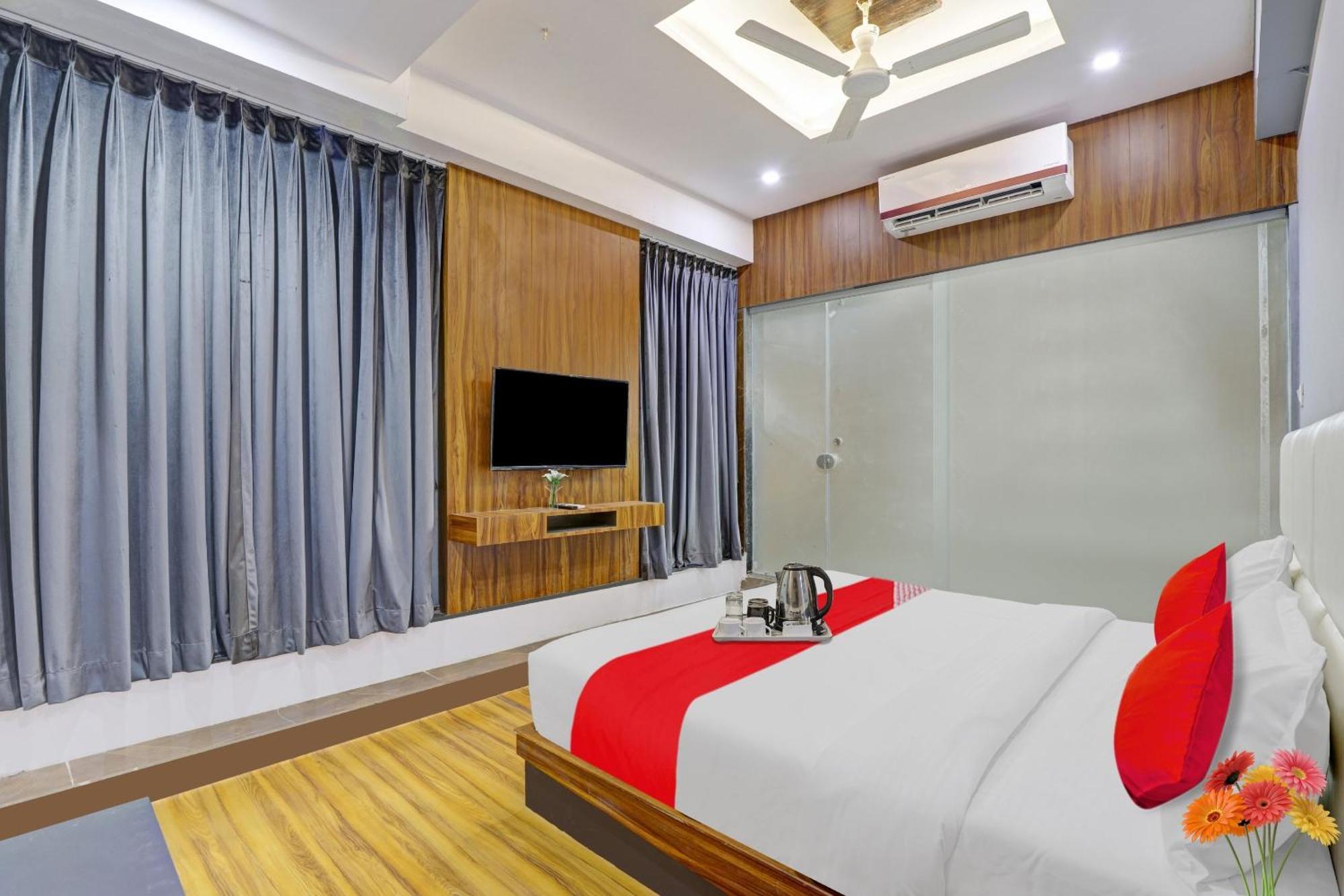 Hotel O Max Surat Luaran gambar