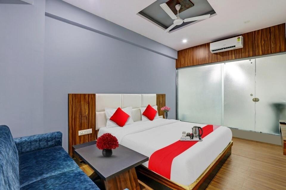 Hotel O Max Surat Luaran gambar